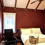 Walkable Elmwood Cottage, No Chores 4Bath 4Br 4Car