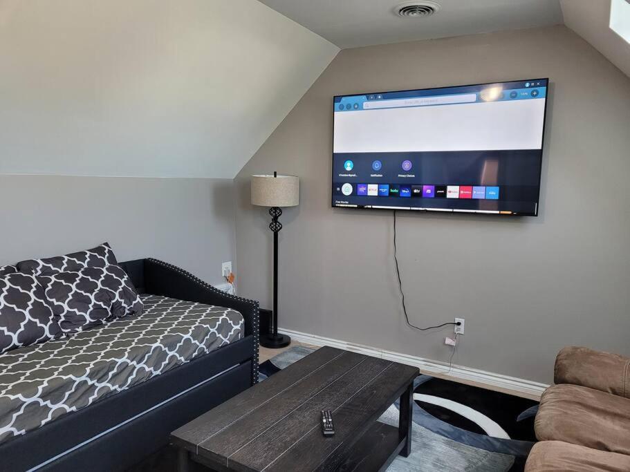 No Chores, 10min To Downtown And 25min To Niagara Falls Apartamento