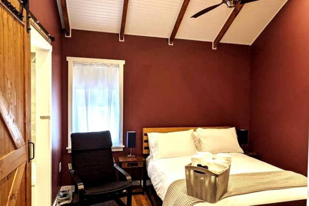 Walkable Elmwood Cottage, No Chores 4bath 4br 4car Casa de férias Buffalo