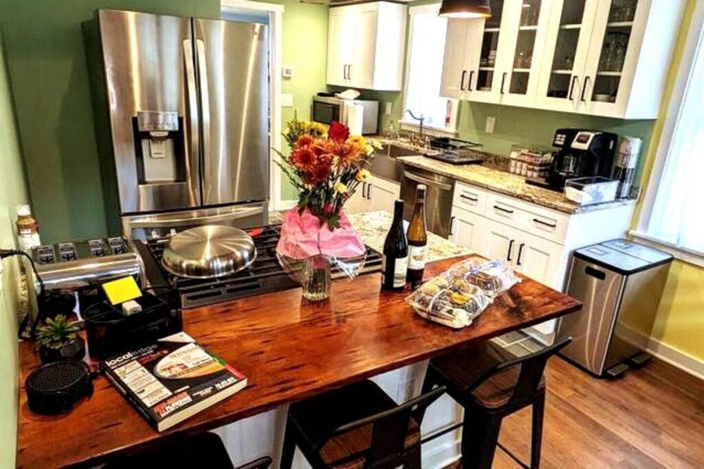 Walkable Elmwood Cottage, No Chores 4bath 4br 4car Casa de férias Buffalo