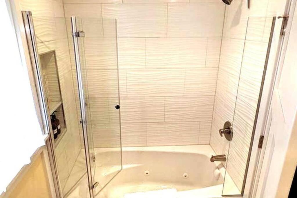 Walkable Elmwood Cottage, No Chores 4bath 4br 4car
