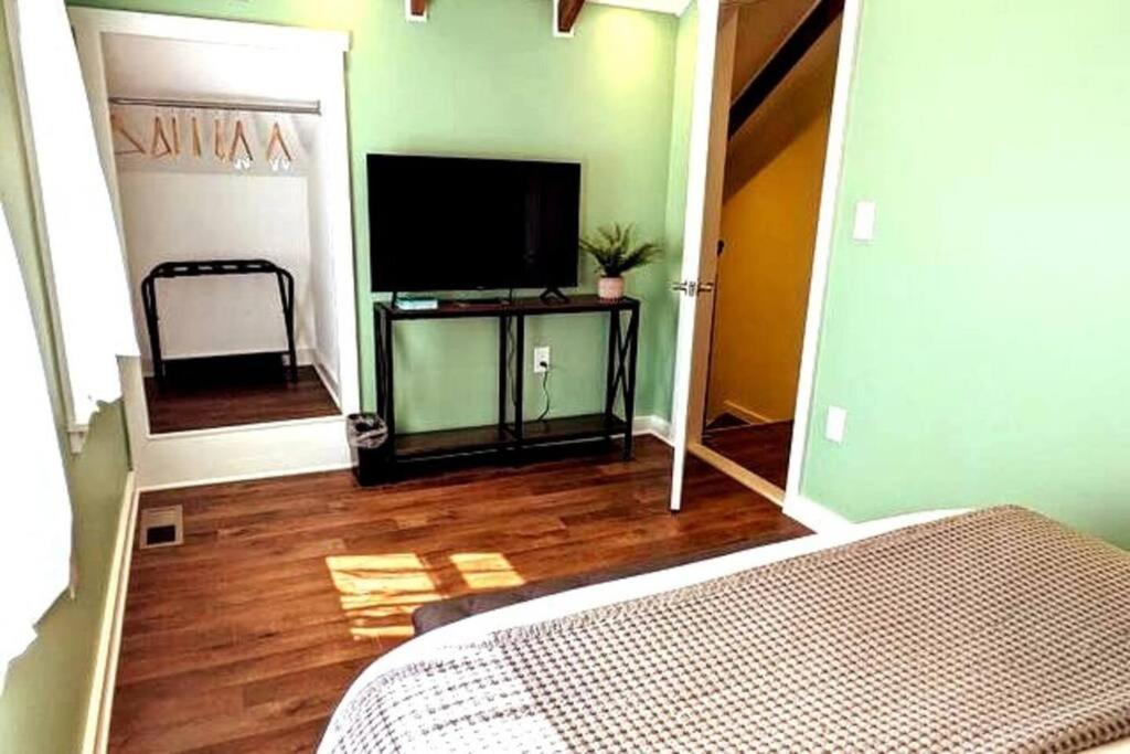 Walkable Elmwood Cottage, No Chores 4bath 4br 4car Casa de férias Buffalo