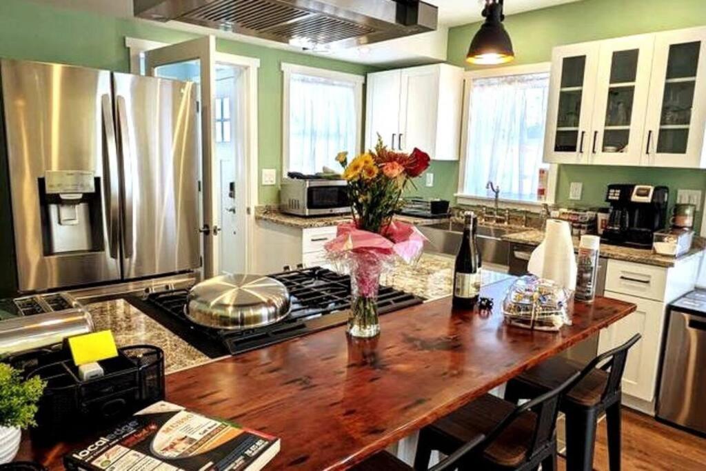 Walkable Elmwood Cottage, No Chores 4bath 4br 4car Casa de férias *