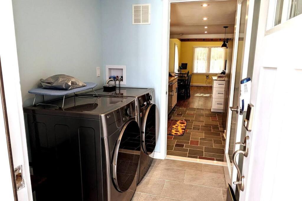 Walkable Elmwood Cottage, No Chores 4bath 4br 4car Casa de férias Buffalo