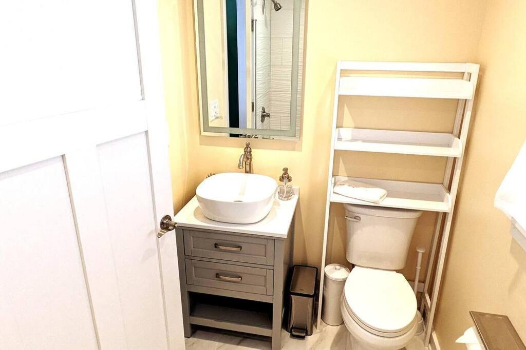 Casa de férias Walkable Elmwood Cottage, No Chores 4bath 4br 4car *