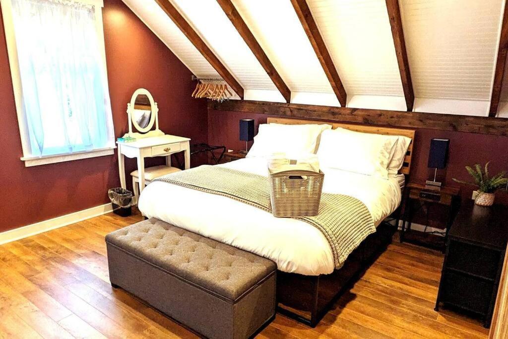 Casa de férias Walkable Elmwood Cottage, No Chores 4bath 4br 4car