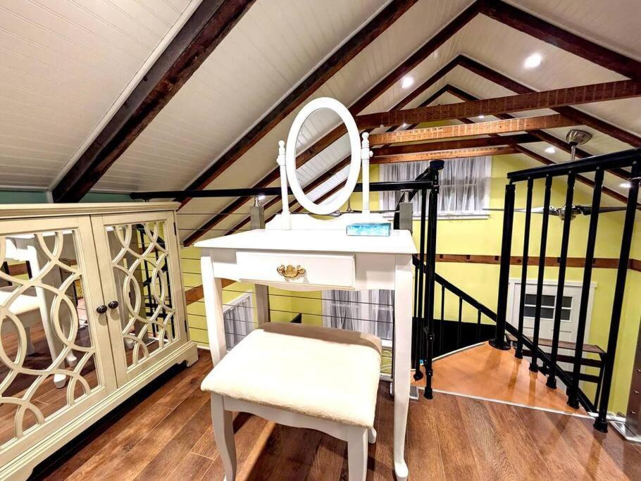 Walkable Elmwood Cottage, No Chores 4bath 4br 4car Buffalo