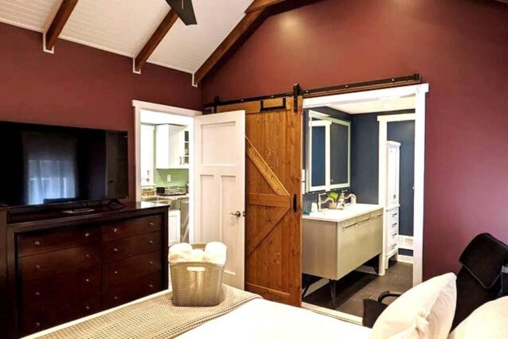 Walkable Elmwood Cottage, No Chores 4bath 4br 4car Casa de férias Buffalo