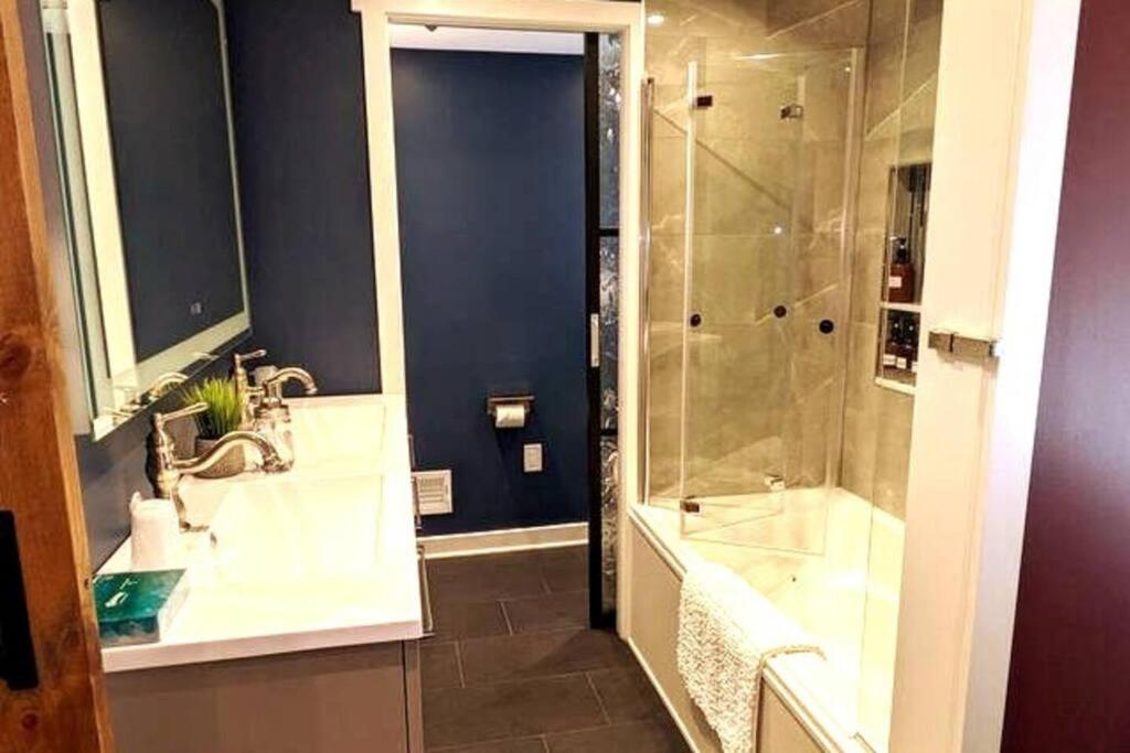 Casa de férias Walkable Elmwood Cottage, No Chores 4bath 4br 4car