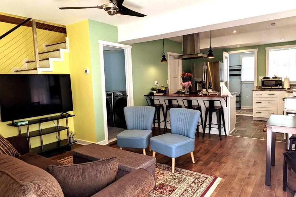 Walkable Elmwood Cottage, No Chores 4bath 4br 4car Casa de férias Buffalo