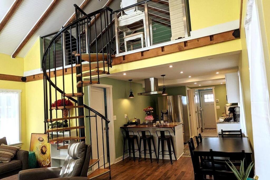 Walkable Elmwood Cottage, No Chores 4bath 4br 4car