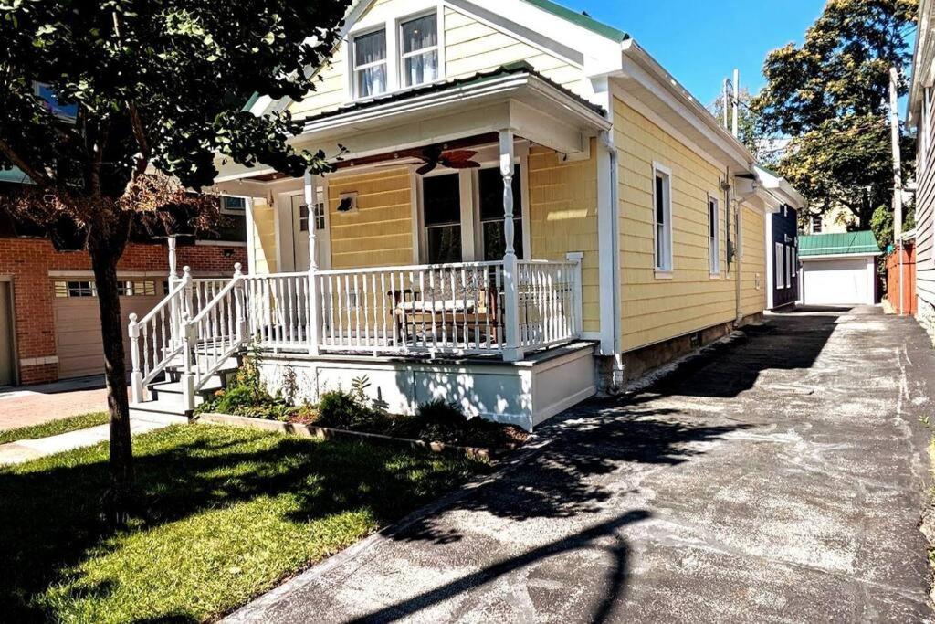 Walkable Elmwood Cottage, No Chores 4bath 4br 4car Buffalo
