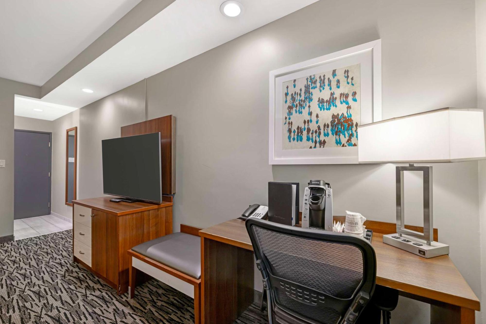 Western On The Avenue 3*