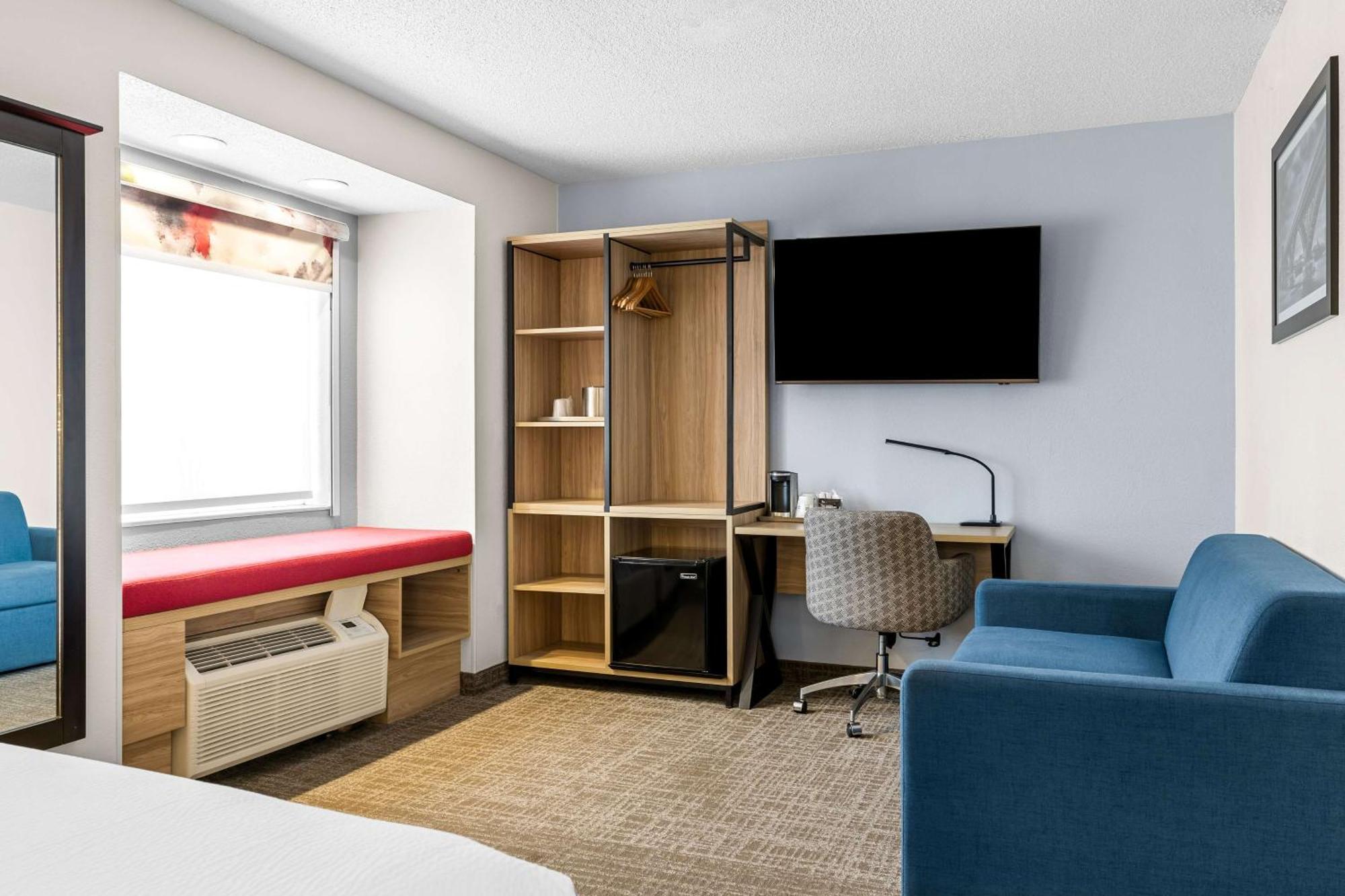 Western & Hotel 3*