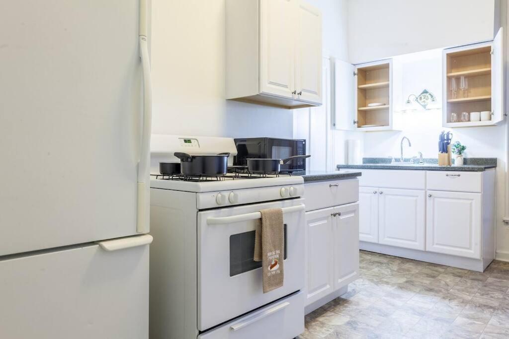 Deluxe Prospect Apt_niagrafalls+wifi+bill+kitchen